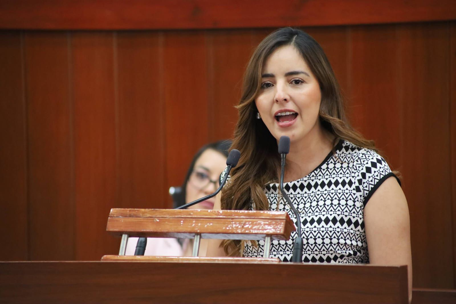 Miriam Martínez vota en contra del 'Plan B' electoral por atentar contra el federalismo y debilitar a los congresos locales